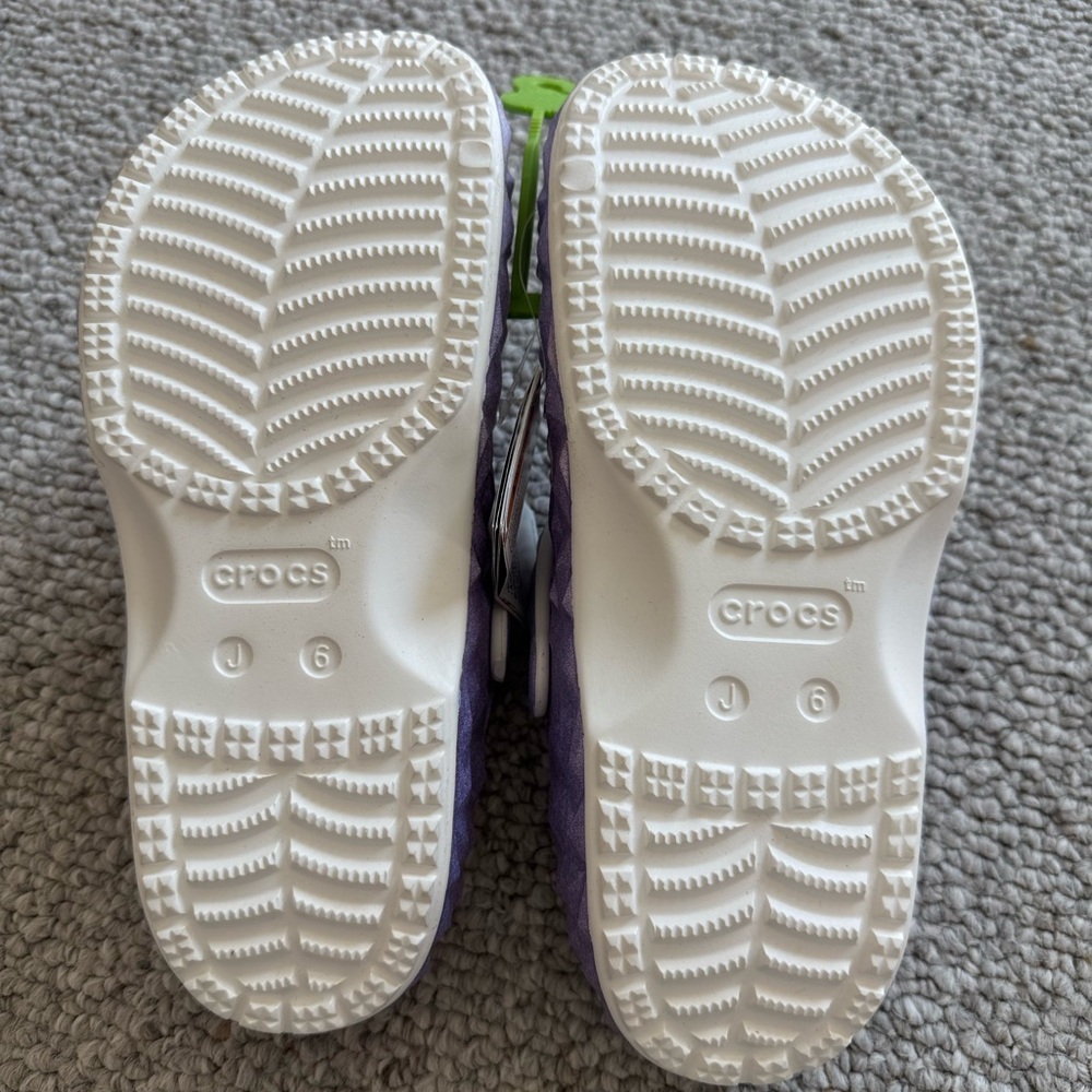 crocs classic clog in iridescent geo - Picture 3 of 4